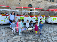 O alumnado da EIM A Madalena recibe a visita da Policía Local e visita a cidade de Compostela