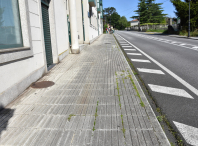 Imaxe da avenida da Peregrina pola que discorrerá o carreiro escolar de Bertamiráns