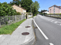 Imaxe da avenida da Peregrina pola que discorrerá o carreiro escolar de Bertamiráns