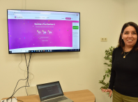 Alejandra Piedrafita Páez, en representación da clínica dental Macía, foi a encargada de premer o botón da aplicación empregada para facer dito sorteo