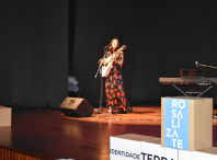 Ames conmemorou o aniversario de Rosalía de Castro cunha gala-homenaxe repleta de poesía e música na Casa da Cultura de Bertamiráns Ames conmemorou o aniversario de Rosalía de Castro cunha gala-homenaxe repleta de poesía e música na Casa da Cultura de Bertamiráns