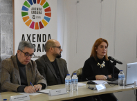 O alcalde de Ames, Blas García; o concelleiro de Educación e Axenda Urbana, David Santomil; e María José Piñeira, da USC