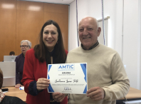 Os 12 alumnos/as do obradoiro de informática organizado pola Aula AMTIC reciben os diplomas de fin de curso