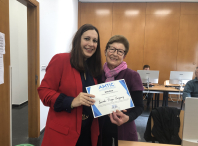 Os 12 alumnos/as do obradoiro de informática organizado pola Aula AMTIC reciben os diplomas de fin de curso