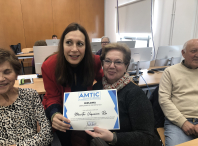Os 12 alumnos/as do obradoiro de informática organizado pola Aula AMTIC reciben os diplomas de fin de curso
