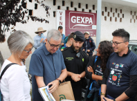 O alcalde de Ames, Blas García, e a concelleira de Benestar Social, Uxía García, visitan ao seu paso polo Milladoiro aos 11 rapaces con TEA que están a realizar o Camiño