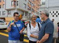 O alcalde de Ames, Blas García, e a concelleira de Benestar Social, Uxía García, visitan ao seu paso polo Milladoiro aos 11 rapaces con TEA que están a realizar o Camiño