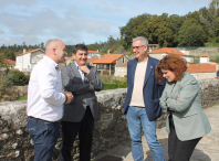 O alcalde de Ames, Blas García, recibe ao Delegado e á Subdelegada do Goberno en Galicia na Ponte Maceira xunto ao alcalde de Negreira