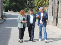 O alcalde de Ames, Blas García, recibe ao Delegado e á Subdelegada do Goberno en Galicia na Ponte Maceira xunto ao alcalde de Negreira