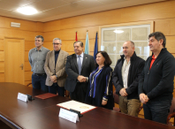 Acto de sinatura do convenio entre a Universidade da Coruña e a Asociación de concellos do Camiño Fisterra-Muxía