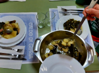 A hostalería e os comedores escolares de Ames acolleron as iniciativas Café con verso e Caldo de Gloria para homenaxear a Rosalía de Castro