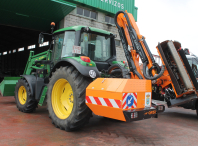 Dótase á brigada municipal cun camión volquete con grúa e cunha desbrozadora de brazo articulado para o tractor municipal