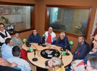 A radio municipal recibe a visita do integrantes da asociación Arcea-Adames
