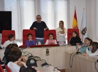 A Casa do Concello recibe a visita do alumnado de cuarto do CEIP Agro do Muíño para coñecer o funcionamento da Administración local