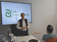 Un grupo de alumnos/as do IES Xulián Magariños de Negreira visitan o espazo colaborativo A Proa para coñecer a experiencia de varios/as coworkers