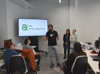 Un grupo de alumnos/as do IES Xulián Magariños de Negreira visitan o espazo colaborativo A Proa para coñecer a experiencia de varios/as coworkers