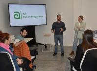 Un grupo de alumnos/as do IES Xulián Magariños de Negreira visitan o espazo colaborativo A Proa para coñecer a experiencia de varios/as coworkers