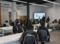 Un grupo de alumnos/as do IES Xulián Magariños de Negreira visitan o espazo colaborativo A Proa para coñecer a experiencia de varios/as coworkers