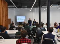Un grupo de alumnos/as do IES Xulián Magariños de Negreira visitan o espazo colaborativo A Proa para coñecer a experiencia de varios/as coworkers