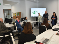 Un grupo de alumnos/as do IES Xulián Magariños de Negreira visitan o espazo colaborativo A Proa para coñecer a experiencia de varios/as coworkers