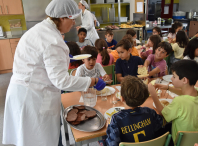 Os usuarios/as da Rede municipal de comedores escolares rematan o curso xantando hamburguesa con patacas fritidas