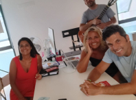 A concelleira de Promoción Económica, Ana Paz, co músico Samuel Fernández e os responsables de Mirabelle Comunicación