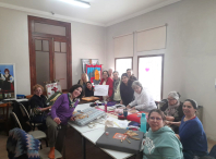 A palilleira amesá Ana Rosa Lista impartiu un obradoiro de encaixe con palillos no centro galego de Río Gallegos, na Arxentina