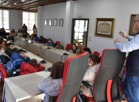 O alumnado de segundo de primaria do CEIP da Maía visitou a Casa do Concello