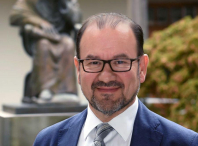 O reitor da USC, Antonio López, recibirá a medalla do Concello de Ames no acto do Día de Galicia 2025