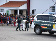 Centos de nenos e nenas participan na exhibición solidaria de medios da Garda Civil