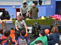 Centos de nenos e nenas participan na exhibición solidaria de medios da Garda Civil