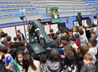 Centos de nenos e nenas participan na exhibición solidaria de medios da Garda Civil