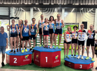 Puri Cariñena no podio como parte do Club Atletismo Sada no Campionato de España celebrado en La Nucía