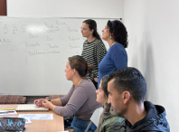 No obradoiro de acollemento lingüístico de Bertamiráns participan persoas procedentes de sete nacionalidades