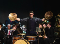 Cheo na Casa da Cultura de Bertamiráns para ver o concerto de Caxade e a Banda de Música de Brión Cheo na Casa da Cultura de Bertamiráns para ver o concerto de Caxade e a Banda de Música de Brión
