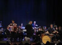 Cheo na Casa da Cultura de Bertamiráns para ver o concerto de Caxade e a Banda de Música de Brión Cheo na Casa da Cultura de Bertamiráns para ver o concerto de Caxade e a Banda de Música de Brión