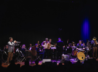 Cheo na Casa da Cultura de Bertamiráns para ver o concerto de Caxade e a Banda de Música de Brión Cheo na Casa da Cultura de Bertamiráns para ver o concerto de Caxade e a Banda de Música de Brión