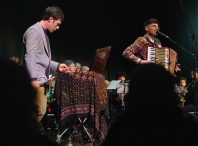 Cheo na Casa da Cultura de Bertamiráns para ver o concerto de Caxade e a Banda de Música de Brión Cheo na Casa da Cultura de Bertamiráns para ver o concerto de Caxade e a Banda de Música de Brión