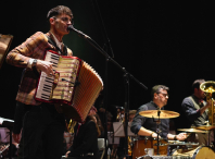 Cheo na Casa da Cultura de Bertamiráns para ver o concerto de Caxade e a Banda de Música de Brión Cheo na Casa da Cultura de Bertamiráns para ver o concerto de Caxade e a Banda de Música de Brión