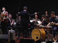 Cheo na Casa da Cultura de Bertamiráns para ver o concerto de Caxade e a Banda de Música de Brión Cheo na Casa da Cultura de Bertamiráns para ver o concerto de Caxade e a Banda de Música de Brión
