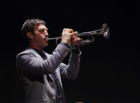 Cheo na Casa da Cultura de Bertamiráns para ver o concerto de Caxade e a Banda de Música de Brión Cheo na Casa da Cultura de Bertamiráns para ver o concerto de Caxade e a Banda de Música de Brión