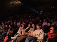 Versos doutro universo encheron o Auditorio do Pazo da Cultura de Pontevedra na gala de entrega de premios do Enreguéifate 2026 Versos doutro universo encheron o Auditorio do Pazo da Cultura de Pontevedra na gala de entrega de premios do Enreguéifate 2026