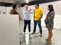 O alcalde e a concelleira de Promoción Económica visitan a sede de Iluminaciones Santiaguesas