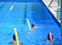 Un total de 140 nenos e nenas participaron nos cursos de verán de natación e piragüismo