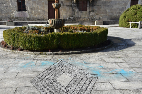 Realizaron pintadas ao carón da fonte que está situada na praza central do Pazo