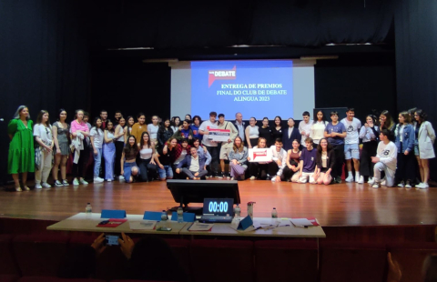 Imaxe grupal dos participantes da final do Club de Debate 2023