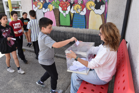 O alumnado da Rede municipal de comedores escolares escolle hamburguesa e xeado artesán de vainilla para rematar o curso