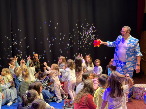 Arranca o Festimax en Ames cos espectáculo do Mago Paco para a cativada e Martilda para os maiores