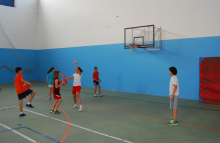 Imaxe da repaces e rapazas xogando ao baloncesto Imaxe da repaces e rapazas xogando ao baloncesto