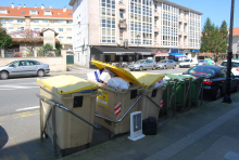 Colectores de lixo na avenida da Maía, en Bertamiráns Colectores de lixo na avenida da Maía, en Bertamiráns